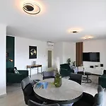 Sea View Deluxe Apartment *