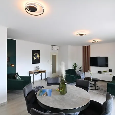 Sea View Deluxe شقة *